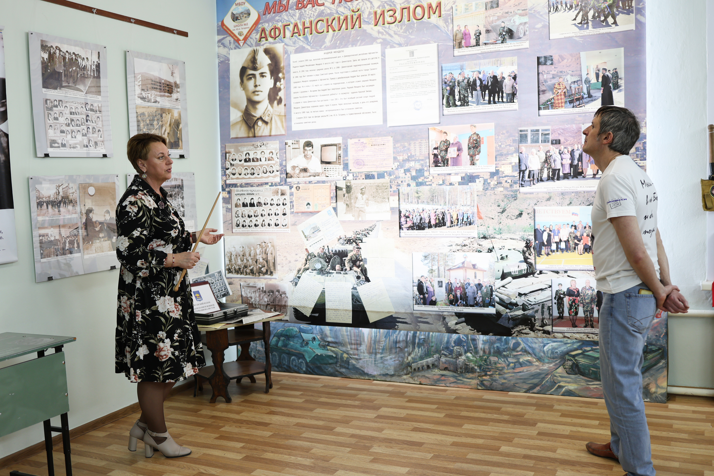 РОМАН ЭНГЕЛЬГАРДТ ПОСЕТИЛ МУЗЕЙ ГАГАРИНСКОЙ ШКОЛЫ.