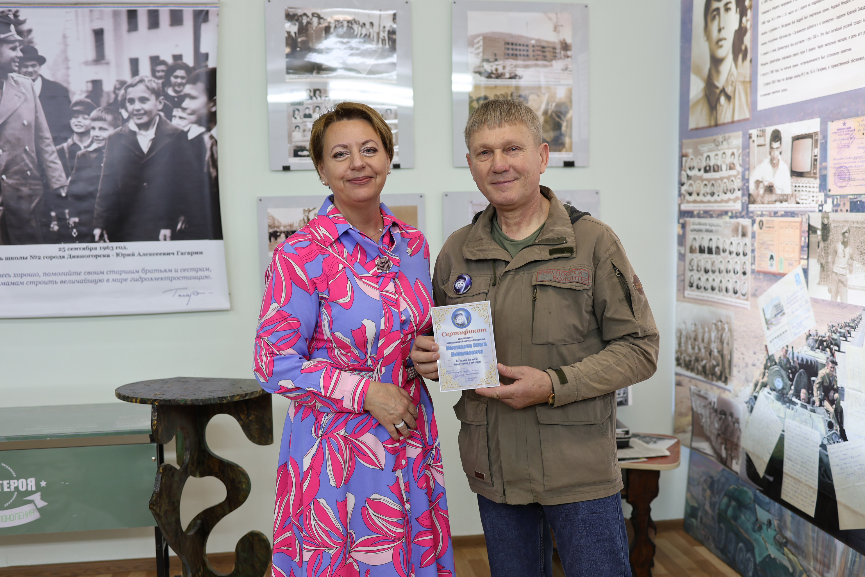 ОЛЕГ НИКОЛАЕВИЧ КОЛПАКОВ БЫЛ УДОСТОЕН ЗВАНИЯ ПОЧЁТНОГО ГАГАРИНЦА В ШКОЛЬНОМ МУЗЕЕ.
