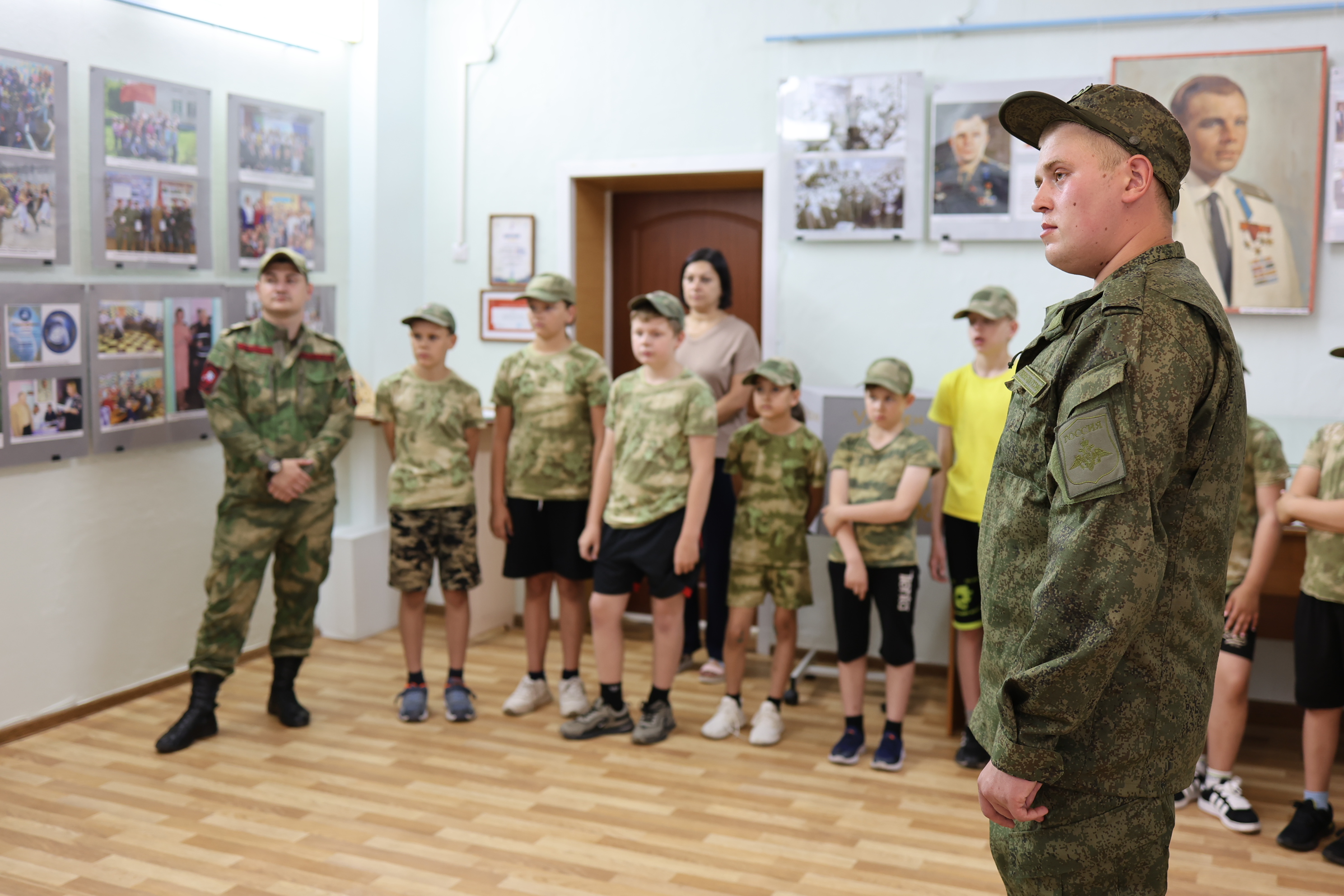 ИЛЬЯ КУДРЯШОВ, ВЫПУСКНИК НАШЕЙ ШКОЛЫ, ДЕЙСТВУЮЩИЙ УЧАСТНИК СВО, ПОСЕТИЛ ШКОЛЬНЫЙ МУЗЕЙ.